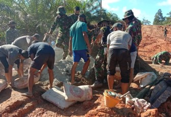 Satgas TMMD Terus Diingatkan Untuk Membiasakan Warga Utamakan Protokol Kesehatan Saat Bekerja  