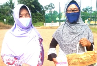 Lansia di Bintan terima bingkisan mukena