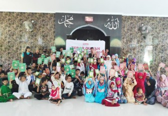 Kebahagiaan Anak-anak Pulau Lakkang Kala Mendapat Al-Qur'an Baru