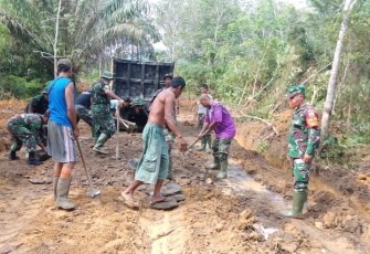 Prajurit Yonzipur 1/DD Dikerahkan Buat Jalan di Desa Batu Jongjong