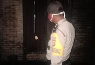 Personil Polsek Seluma Berjibaku Padamkan Kebakaran Rumah