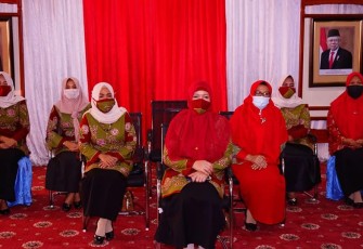 Ketua Dekranas Kota Bengkulu Hj Khairunisa Helmi Hasan Bersama Kadis Perindag Dewi Dharma dan Kadis Pendidikan Rosmayetti Mengikuti Munas Dekranas Tahun 2020 Secara Virtual 