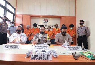 Polda Kepri saat ekspose tersangka dan barang bukti