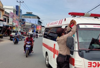 Polsek Bintan Utara Pasangkan Bendera Merah Putih kepada Pengendara
