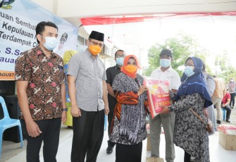 Plt. Walikota Serahkan 34.090 Paket Sembako Bantuan Pemprov Kepri untuk Masyarakat