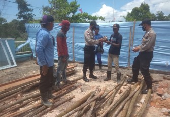Polsek Gunung Kijang bersama Polres Bintan Buka Dapur Umum Bagikan Makanan kepada masyarakat 