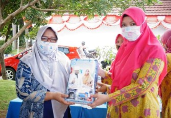 Ketua TP PKK Kota Bengkulu Khairunnisa Bagikan 1000 Masker Untuk Kader dan Masyarakat Kota Bengkulu 