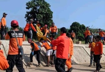 Tim SAR melakukan evakuasi terhadap jasad Julian Tri Utomo (11), korban yang tenggelam dan hilang di sungai Bengawan Solo.