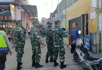 Anggota Danramil 0808/10 Kademangan saat Pendisiplinan Prokes Covid-19 