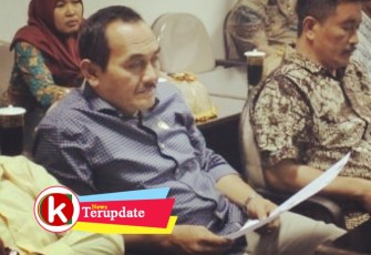 Ketua Komisi II DPRD Kabupaten Blitar Idris Marbawi (pegang Kertas) (foto : Faisal NR / dok. Klikwarta.com) 