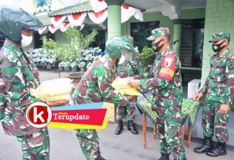 Dandim 0808/Blitar Serahkan Bantuan ke Masyarakat Melalui Babinsa (foto: Istimewa) 