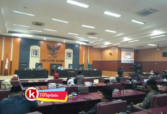 Rapat Paripurna DPRD Kabupaten Blitar Tentang Penyampaian Laporan Banggar Soal APBD-P Tahun 2020 (foto: Faisal NR / Klikwarta.com) 
