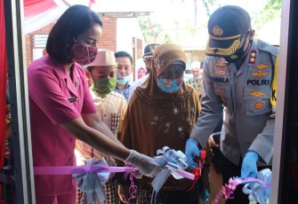 Kapolres Bengkulu Serahkan Bedah Rumah