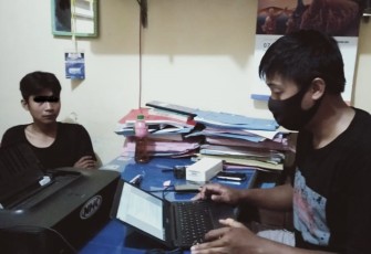 Terduga pelaku saat diperiksa penyidik