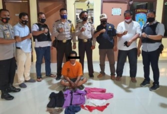 Tersangka saat diamankan beserta barang bukti