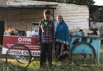 Ponidi bersama istri saat menerima gerobak