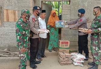 TNI-Polri Lhokseumawe Bantu Sembako Kepada Warga Miskin