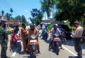 Tiga Pilar Kecamatan Arongan Bagikan Masker