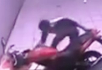 Aksi curanmor yang terekam CCTV