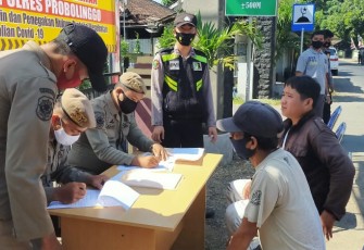 Koramil 0820/13 Krejengan Gelar Operasi Yustisi Tegakan Disiplin Protokol Kesehatan