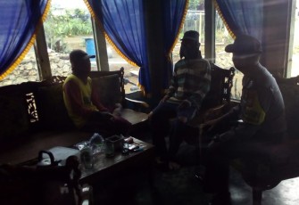 Personil Polres Rejang Lebong Beri Suport Keluarga Pasien Covid-19