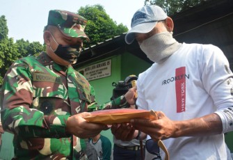 Pangdam Jaya Serahkan Langsung Biaya Ganti Rugi dan Santunan Kepada Korban Insiden Kerusuhan Oknum TNI di Ciracas