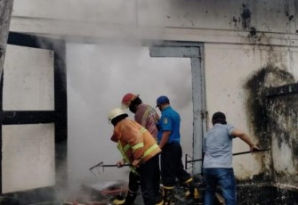 Bangunan Rumah Peninggalan Belanda di eks PG Koenir Ngunut Terbakar