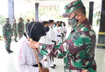 Dandim Kolonel Inf I Gusti Ketut Artasuyasa saat memberikan penghargaan kepada para atlet