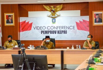 Gubernur Kepri H. Isdianto saat memimpin rapat