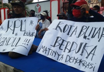 Poster-poster Aksi Unras Relawan Lisminingsih-Teteng di Depan Kantor Bawaslu Kota Blitar (foto: Faisal NR / Klikwarta.com) 