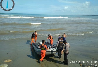 Tim gabungan saat membantu evakuasi kapal sekaligus ketiga nelayan