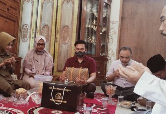 Cawabup Lamongan Astried Wahid Sowan ke Kyai Pesantren