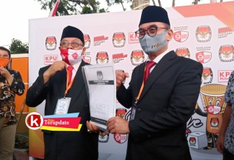 Santoso (kiri) bersama Tjutjuk Sunario (kanan) saat Mendaftar di KPU Kota Blitar (foto: Faisal NR / Klikwarta.com) 
