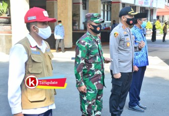 Dandim 0808/Blitar Letkol Arh Dian Musriyanto (dua dari kiri) Ketika Ikuti Peluncuran Relawan Penegak Disiplin Protokol Kesehatan (foto: Kodim 0808/Blitar for Klikwarta.com) 