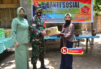 Dandim 0808/Blitar Menyerahkan Bantuan Kepada Lansia (foto: Faisal NR / Klikwarta.com) 