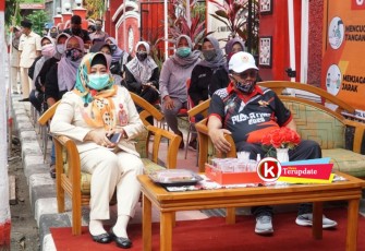 Walikota Santoso (kanan, depan) bersama Plt Kepala Dinas Koperasi dan UKM Sad Sasmintarti di Acara Pembukaan Wisata Kuliner (foto: Faisal NR / Klikwarta.com) 