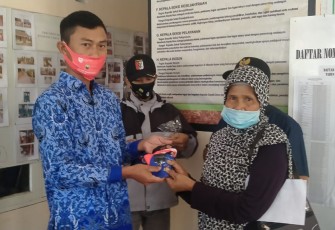Pemdes Cimungkal Bagikan Masker Tahap II