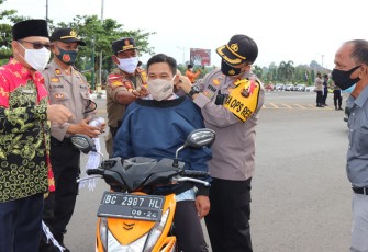 Kapolres Musirawas Bagi Masker ke Masyarakat