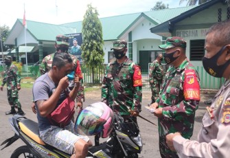 Dandim 1310/Bitung yang di dampingi oleh Danramil 1310-01/Bitung Dan Kabagsumda Polres Bitung saat lakukan sweeping masker