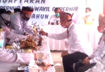 Salah satu paslon saat daftar ke KPU setempat