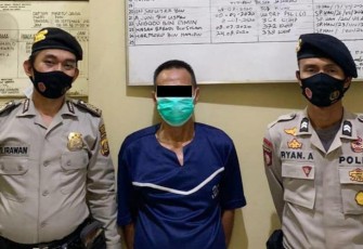 Tersangka (tengah) saat diamankan