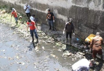 Pelanggar Prokes saat bersihkan sungai