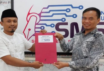 Harius Saputra (kanan) Terima SK Dewan Penasihat SMSI