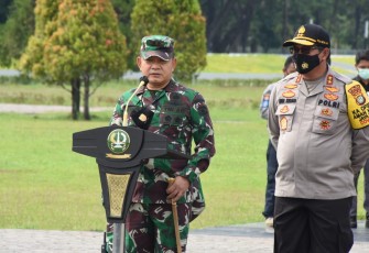 Mayor Jenderal TNI Dudung Abdurachman SE MM Memberikan Instruksi