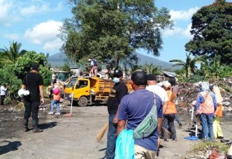 Babinsa Bersihkan TPA Yang Meresahkan Warga
