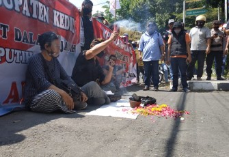 Ikatan Pemuda Kediri  dan Aliansi Penegak Demokrasi Bima Sakti Gelar Aksi  di Depan KPU Kabupaten Kediri 