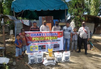 Polsek Gunung Merah Salurkan Bantuan Korban Angin Kencang Dengan Prokes