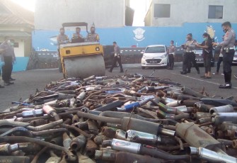 Sebanyak 750 Buah Knalpot Non Standard Dimusnahkan Oleh Satuan Lalu Lintas Polres Bitung
