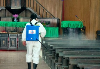 Unit KBR Satbrimobda Polda Bengkulu Semprot Cairan Disinfektan di Tempat Ibadah