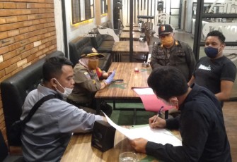 Pemilik Cafe Dapat Pembinaan dan Dilakukan Pendataan oleh Petugas Dari Disporaparbud dan Satpol PP Purwakarta.(foto: IKK/klikwarta)